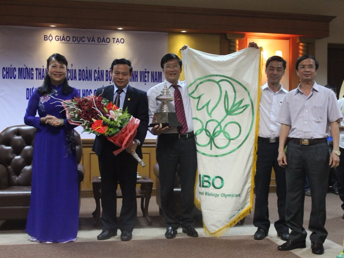 Truong doan Olympic Sinh hoc nuoi tiec voi ket qua dat duoc hinh anh