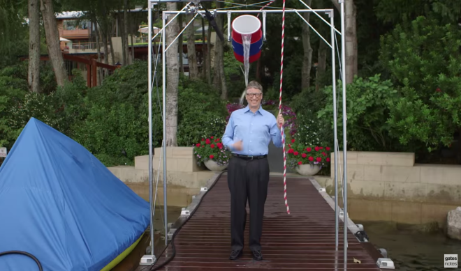 Clip Bill Gates thuc hien thu thach doi nuoc da hinh anh