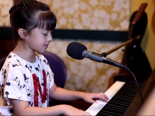 Clip cover See you again cua co be 8 tuoi hinh anh