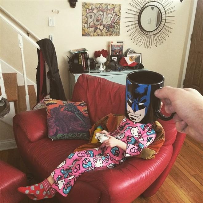 Batman thư giãn chơi điện tử trong bộ đồ