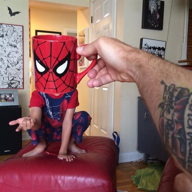 Spiderman tạo dáng bắn tơ.