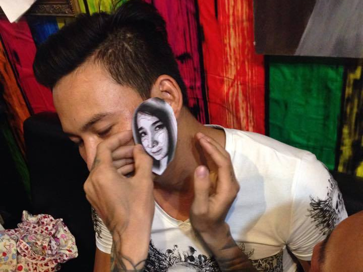 Buc anh chang trai xam hinh vo len mat gay tranh cai hinh anh