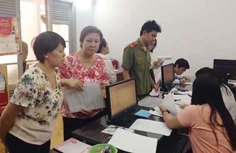 Thí sinh và phụ huynh nộp đơn xin phúc khảo tại Cơ quan đại diện Bộ GD&ĐT tại TP.HCM chiều 24-7. Ảnh: P.ĐIỀN