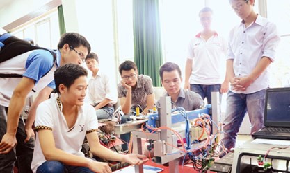 Cuộc đua vào trường ĐH năm nay sẽ có rất nhiều bất ngờ. Trong ảnh: Sinh viên trường ĐH Bách khoa Hà Nội nghiên cứu khoa học. Ảnh: Kim Chi .