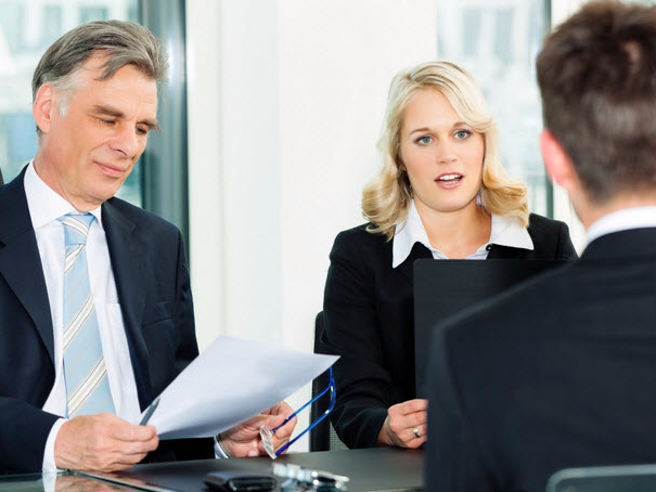 Chang trai viet CV tu noi xau minh nhan 8 loi moi tuyen dung hinh anh