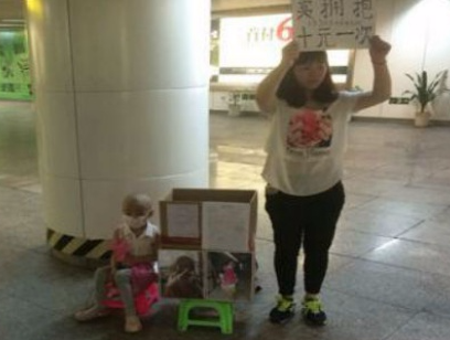 Nguoi me 'rao ban' om de chua benh cho con gay xuc dong hinh anh