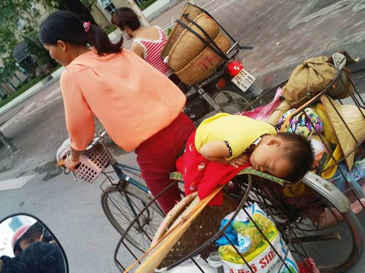 Anh nguoi me ngheo cho con nam ngu tren xe gay tranh cai hinh anh