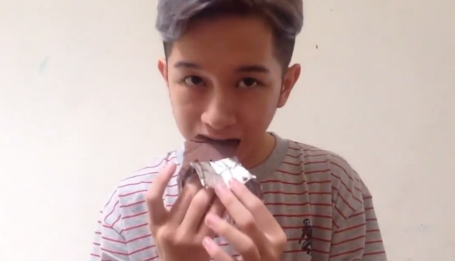 Clip: Do Hoang Duong thu thach an het thoi socola trong 1 phut hinh anh