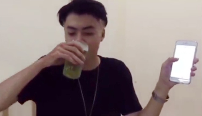 Hot boy Vuong Anh thu thach uong 2 coc bia trong 15 giay hinh anh