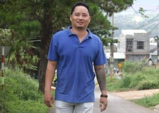 Chang trai xam hinh doi lay mi tom, sach vo cho tre em ngheo hinh anh