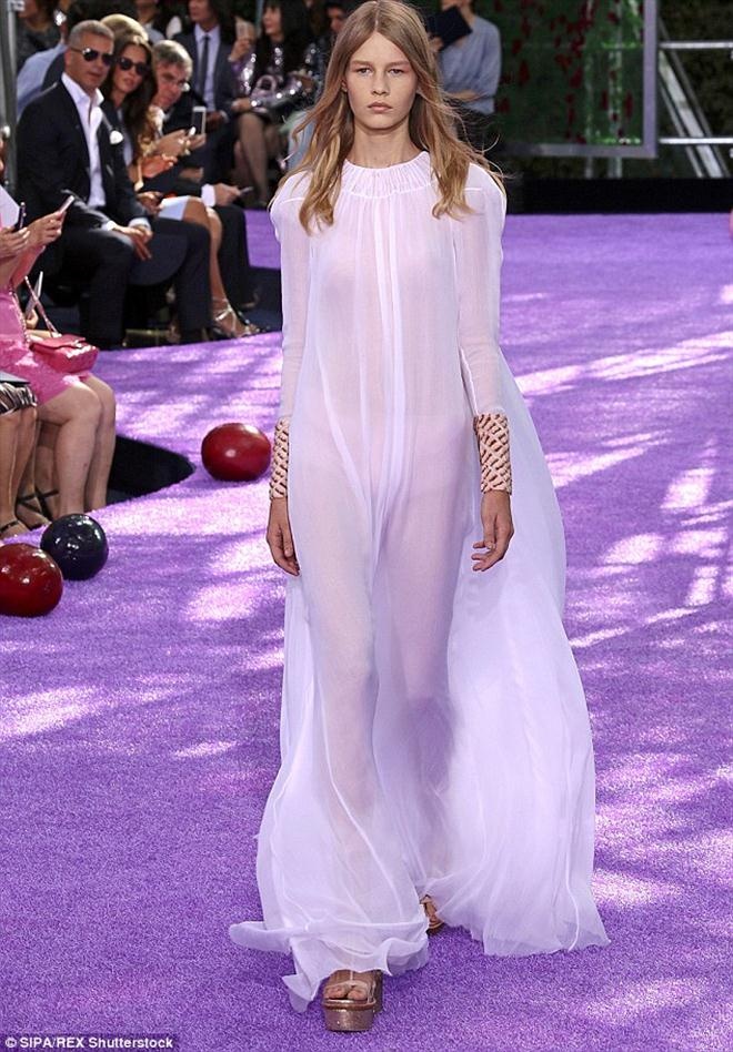 Sofia sải bước trên sàn catwalk tại Paris.
