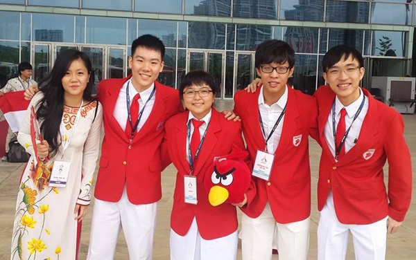 Thái Hà với vai trò là hướng dẫn viên cho đoàn Singapore trong kỳ thi Olympic Hóa học quốc tế năm 2014 diễn ra tại Việt Nam. Ảnh: NVCC