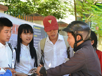 Phat 2 doanh nghiep thu phi tin nhan diem thi hinh anh