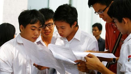 Thí sinh kiểm tra lại đáp án bài thi THPT Quốc gia 2015. Ảnh: Hồng Vĩnh