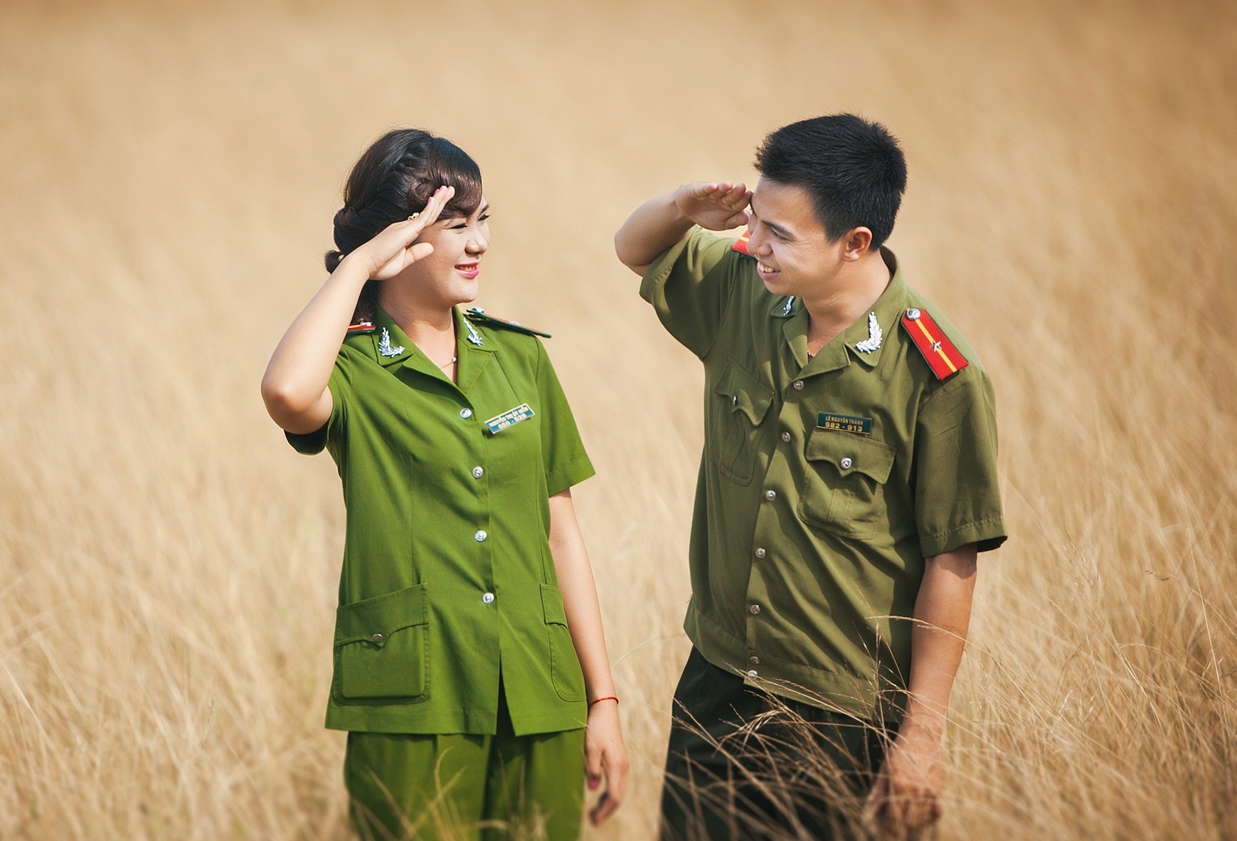 Anh cuoi moc mac trong mau ao xanh cua cap doi cong an hinh anh