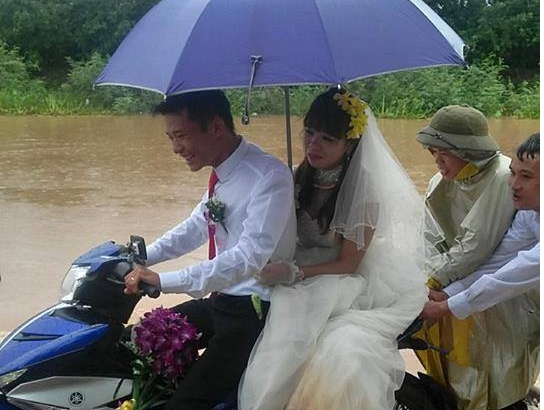 Anh co dau, chu re cuoi tuoi trong mua lu hut dan mang hinh anh