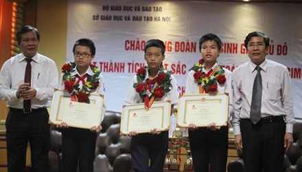Lãnh đạo ngành giáo dục trao thưởng cho 3 học sinh giành Huy chương vàng tại sân bay.