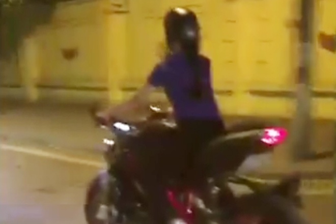 Nu sinh Sai thanh chay xe phan khoi lon gay xon xao duong pho hinh anh