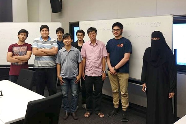 Võ Quốc Bá Cẩn (giữa) chụp ảnh cùng đội học sinh Arab Saudi tại đợt tập huấn đội tuyển IMO cuối tháng 6 vừa qua