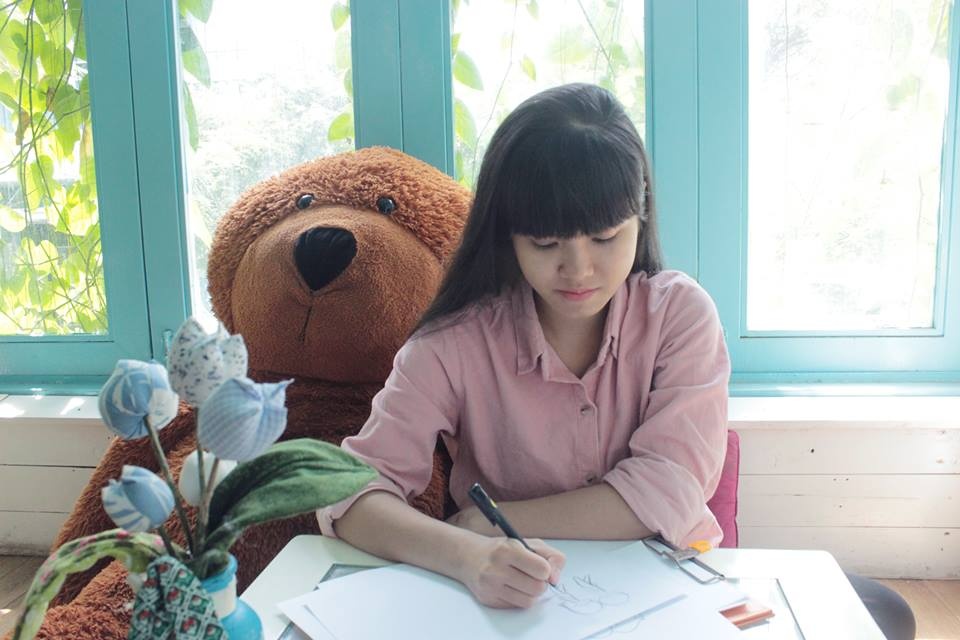 Quang Minh thích ngắm nhìn Việt Trúc vẽ tranh. Ảnh: NVCC