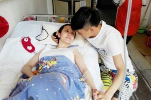 Chang trai cham ban gai hon me lay dong cu dan mang hinh anh