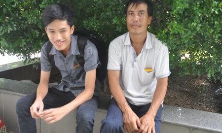 Thí sinh Phạm Thanh Tú ở thành phố Ninh Bình (cách Hà Nội 120km) sáng nay cùng bố về Hà Nội để nộp hồ sơ vào Trường ĐH Bách khoa Hà Nội. Dự kiến một vài ngày tới em sẽ về lại thủ đô để xem xét việc rút, nộp hồ sơ đợt 1.(Ảnh: Văn Chung)