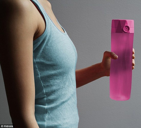 Trong cuộc sống bận rộn, nhiều người thường không uống đủ lượng nước cần phải có vào cơ thể, nhưng một phát minh mới của một bạn trẻ người Mỹ gốc Việt, mỗi người sẽ được nhắc nhở khi cơ thể mình đang thiếu nước. Đó là khi bạn chạm vào 