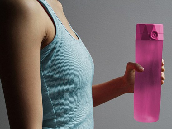 Co gai My goc Viet phat minh ra chai nuoc thong minh hinh anh