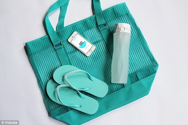 Chai nước được gắn cảm biến và ứng dụng smartphone kèm theo được đồng bộ hóa qua Bluetooth sẽ theo dõi lượng nước bạn uống trong ngày, cũng như ước tính lượng nước bạn cần uống dựa trên các chỉ số sinh lý học, như chiều cao, cân nặng, vị trí (để xác định độ cao và độ ẩm).