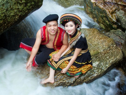 Anh cuoi trong trang phuc H'Mong cua cap doi 9X hinh anh