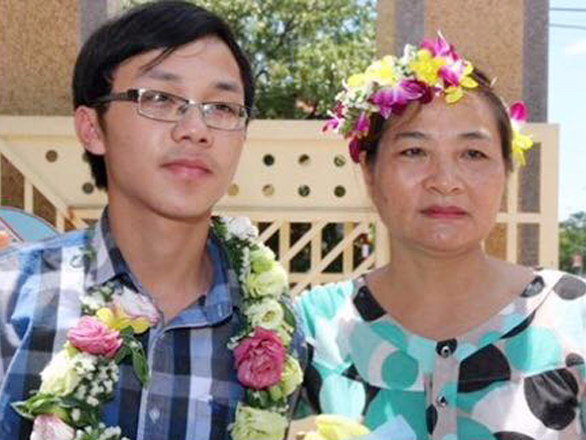 Van Viet Duc duoc thay co, ban be chao don khi ve truong hinh anh