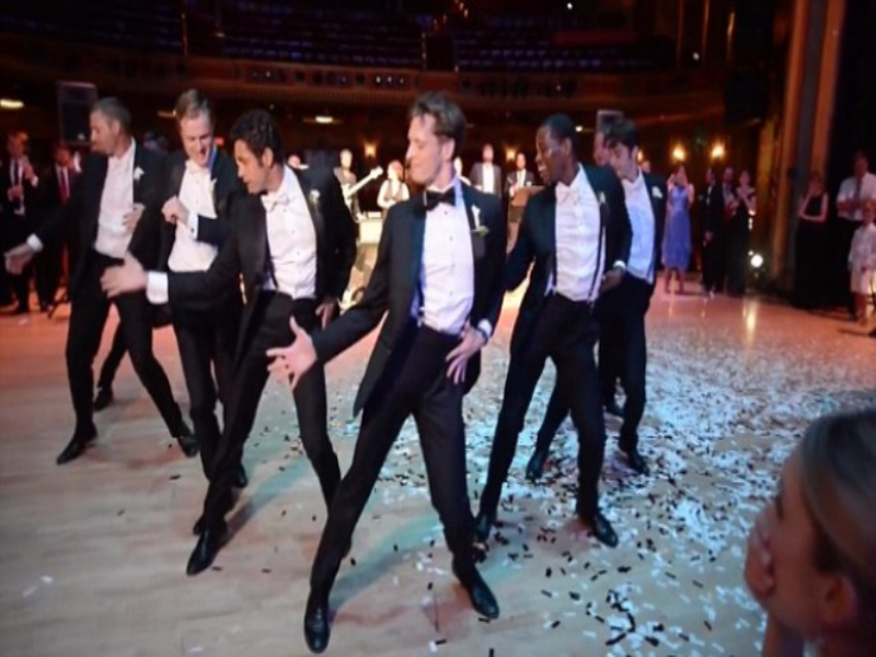 Clip chu re bat ngo nhay 'Uptown Funk' trong dam cuoi hinh anh