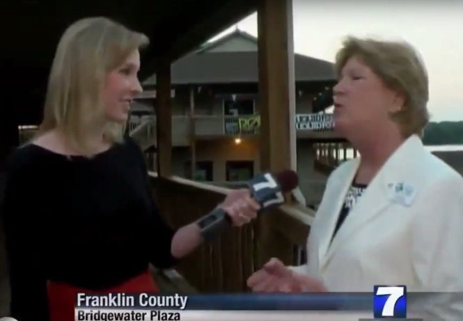 Clip nu MC va quay phim bi ban chet luc truyen hinh truc tiep hinh anh