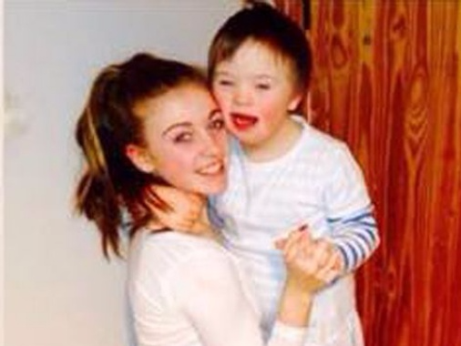 9X song ca cung em trai mac benh down gay xuc dong hinh anh