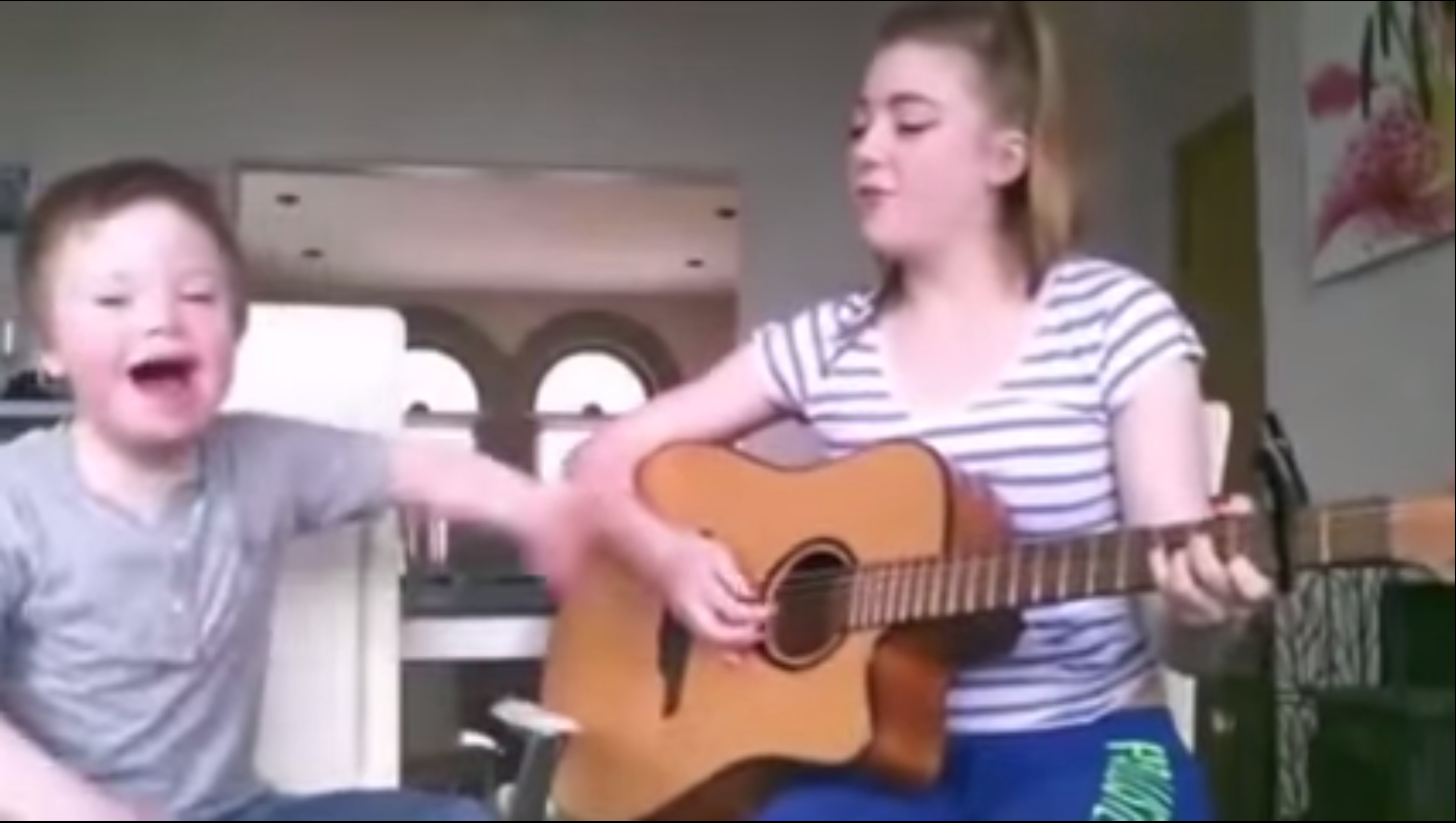 Clip chi hat tang em mac benh down gay xuc dong hinh anh