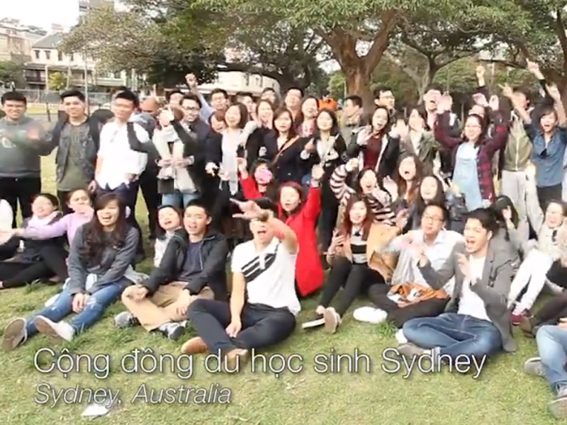 Clip du hoc sinh Viet khap 5 chau cung hat tang que nha hinh anh