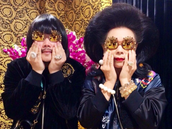 Cap me con khoe hang hieu noi tieng tren mang hinh anh