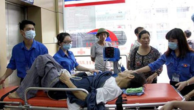 Các tình nguyện viên giúp đỡ người bệnh tại BV Bạch Mai (Hà Nội).