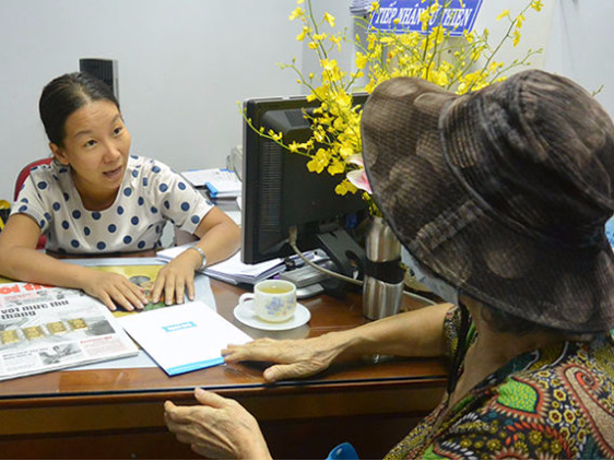 Cu ba mang 5 luong vang tang sinh vien ngheo gay xuc dong hinh anh