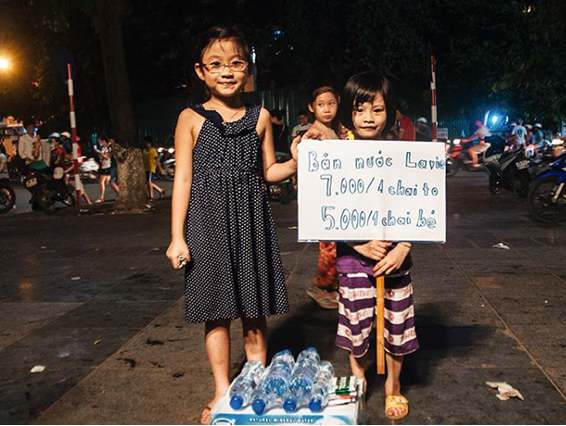 Be gai hoc ty phu My ban nuoc lay tien mua sach, di boi hinh anh