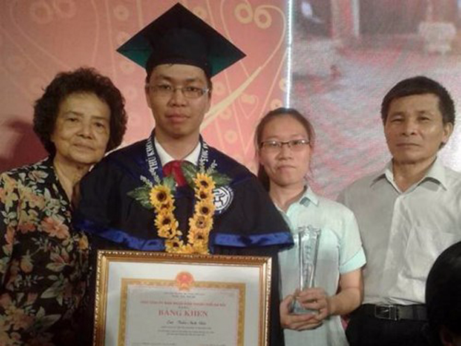 Nam sinh thu khoa tot nghiep truong DH 'vuong quoc nu nhi' hinh anh
