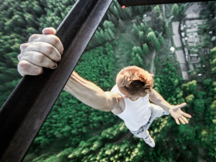 9X noi tieng voi loat anh chup tai toa nha choc troi hinh anh