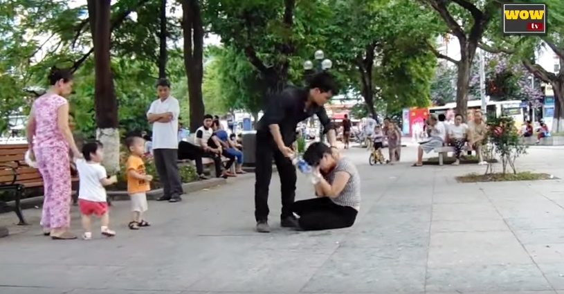 Nam thanh nien bao hanh ban gai truoc su tho o cua nguoi dan hinh anh