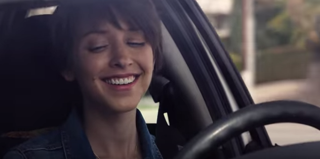 Chỉ một cái liếc mắt qua điện thoại, cô gái này đã phải trả giá bằng mạng sống của chính cô và hai người bạn đang ngồi trên xe.