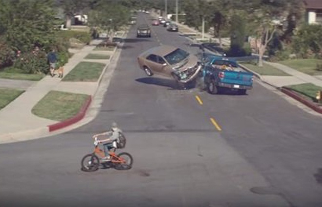 Danh doi mang song vi su dung dien thoai khi dang lai xe hinh anh