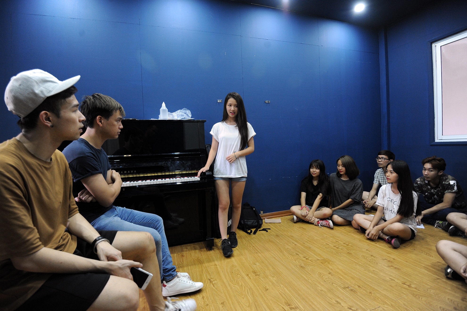 Sau khi tập xong bài nhảy mới, chàng trưởng nhóm vội đến dự giờ lớp thanh nhạc của thầy giáo - ca sĩ Nguyễn Trần Trung Quân. Ngoài đam mê nhảy, Aiden còn ấp ủ dự định đào tạo nhóm nhạc nam, nữ cho công ty mình.