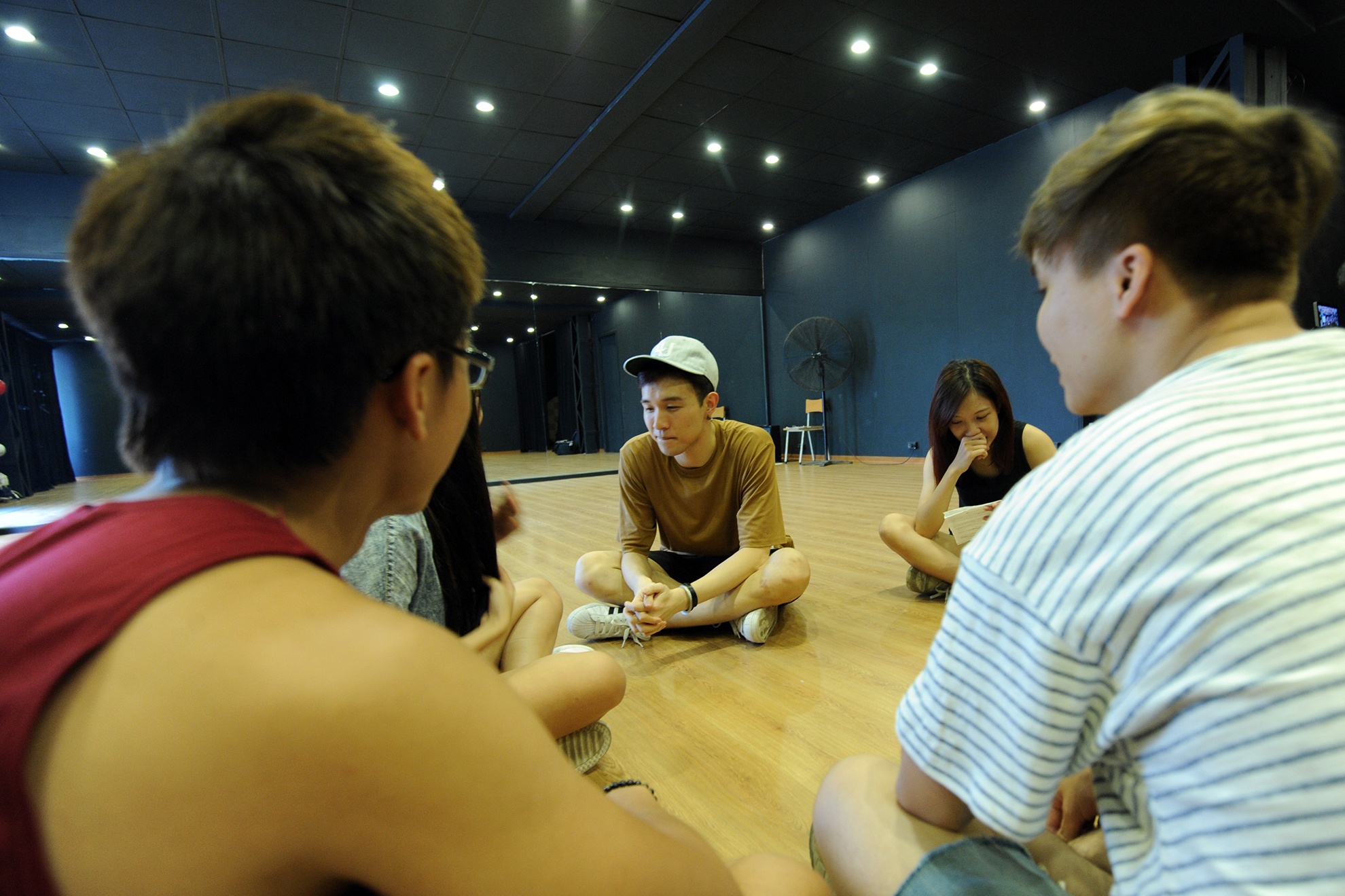 Kết thúc ngày làm việc, Aiden tập trung các thành viên trong nhóm lại để họp và bàn bạc kế hoạch cho show diễn sắp tới. Ngoài sở trưởng nhảy cover, St.319 còn nhận biên đạo, biểu diễn cùng các ca sĩ nổi tiếng ở hai miền Nam, Bắc. Phải tập luyện liên tục và gặp không ít chấn thương nhưng vì đam mê, các thành viên thường không bao giờ than phiền hay tỏ ra mệt mỏi.h