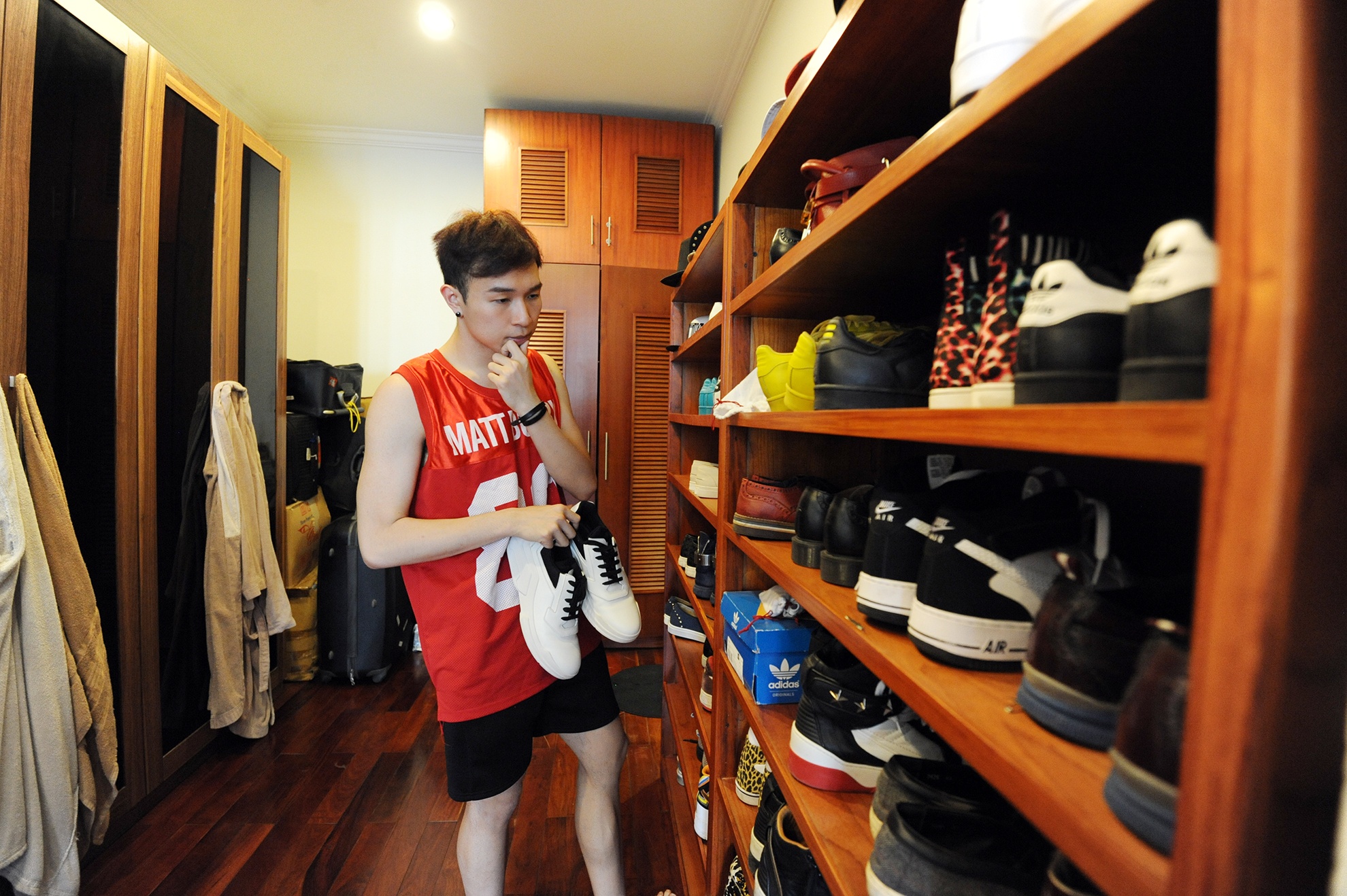 Góc 9X yêu thích trong nhà là kệ để giày. Aiden cho biết, anh đam mê sưu tầm những đôi giày với hình dáng và màu sắc khác nhau để thuận tiện cho việc đi nhảy hay vui chơi với bạn bè.