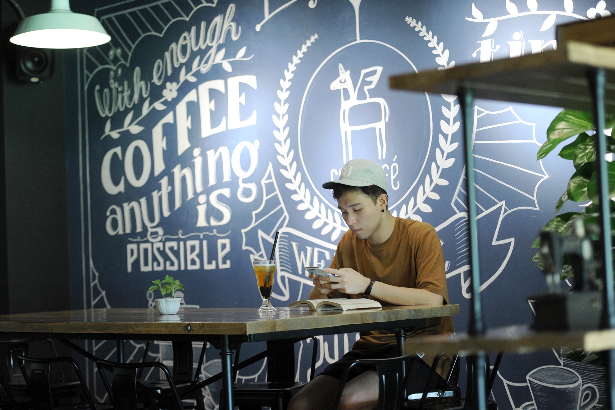 Địa điểm đầu tiên Aiden ghé đến là quán cafe do chính anh mở ra, rộng 300 m2 nằm trên phố Hòa Mã, Hà Nội. Chàng trai quyết định ăn trưa và hẹn gặp bạn bè tại đây để bàn bạc kế hoạch sắp tới. 9X tiết lộ, anh hiện còn quản lý một khách sạn ở phố Hàng Gai.