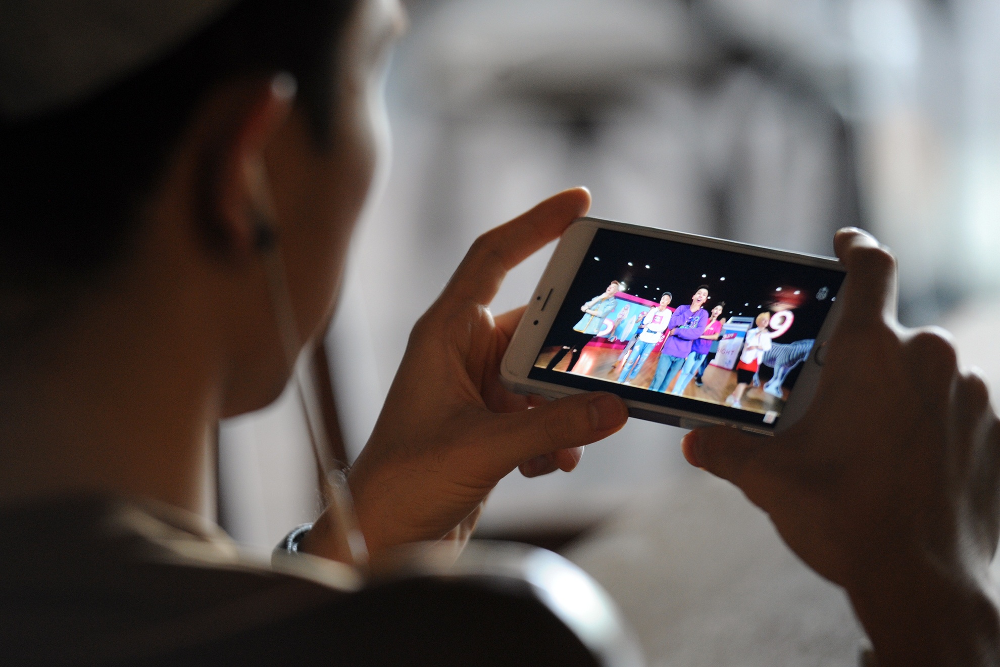 Sinh ra trong gia đình khá giả và sở hữu cơ ngơi đáng mơ ước ở tuổi 23 nhưng Aiden luôn khiêm tốn khi nói về bản thân. Lúc rảnh rỗi, chàng trai sinh năm 1992 ngồi xem lại các clip nhảy do anh cùng các thành viên trong nhóm thực hiện. Đến nay, nhóm St.319 cho ra mắt 90 clip với gần 100 triệu lượt xem trên YouTube. Đây là con số đáng nể mà nhiều nghệ sĩ Việt phải ao ước.